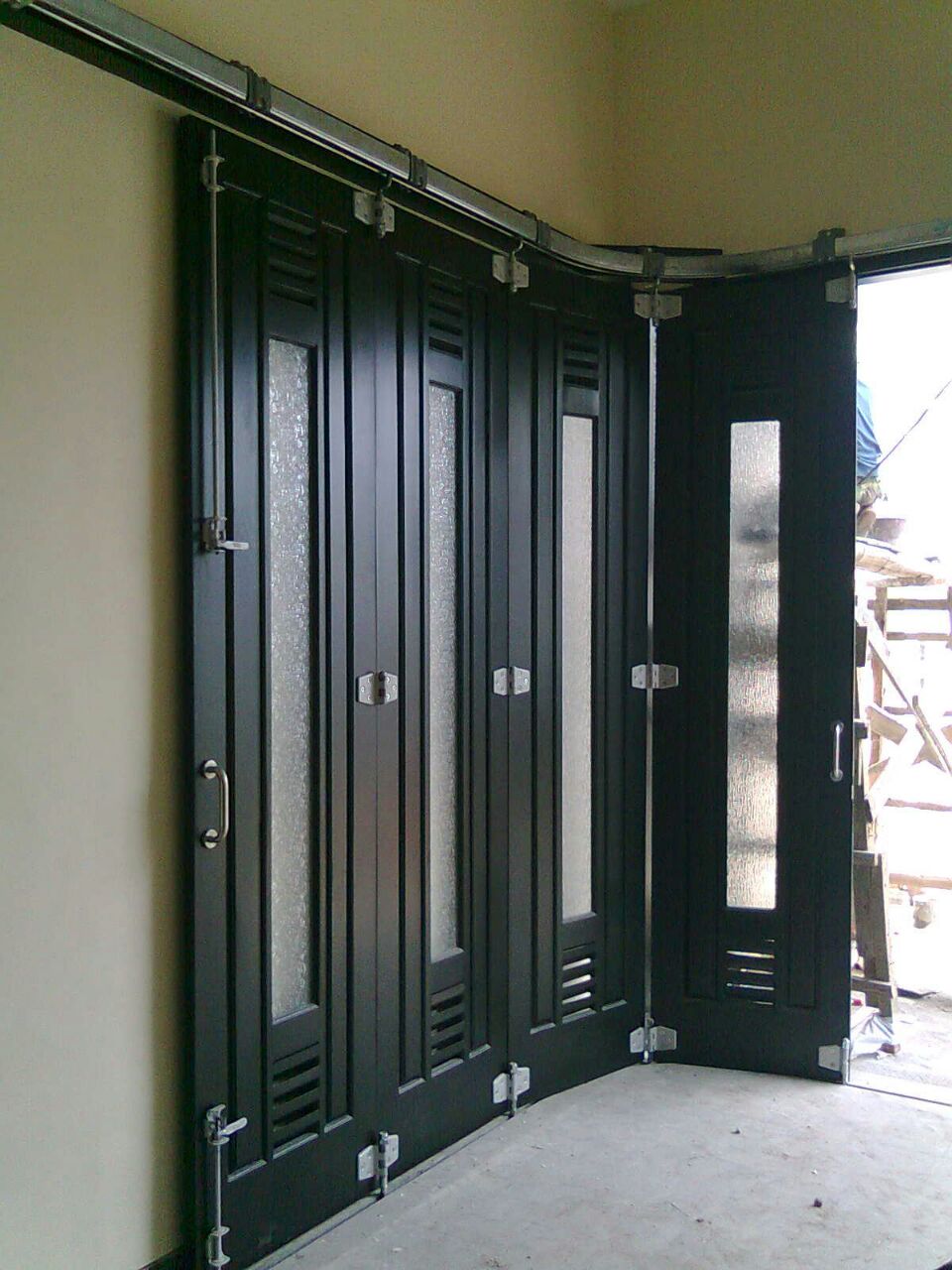 14 Inspirasi Model Pintu Garasi Istimewa Banget