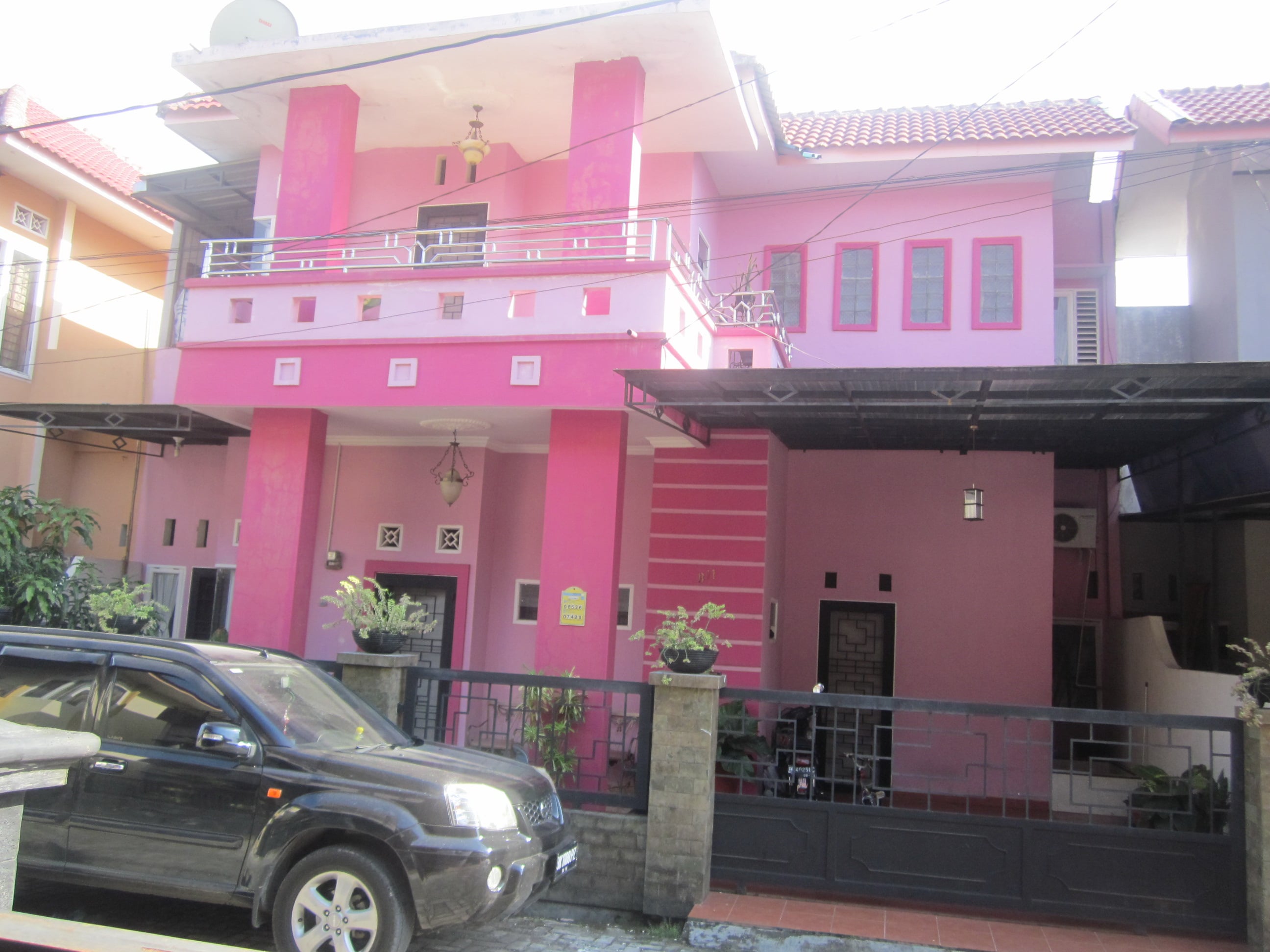 20 Inspirasi Rumah Minimalis Pink Terbaru 2020