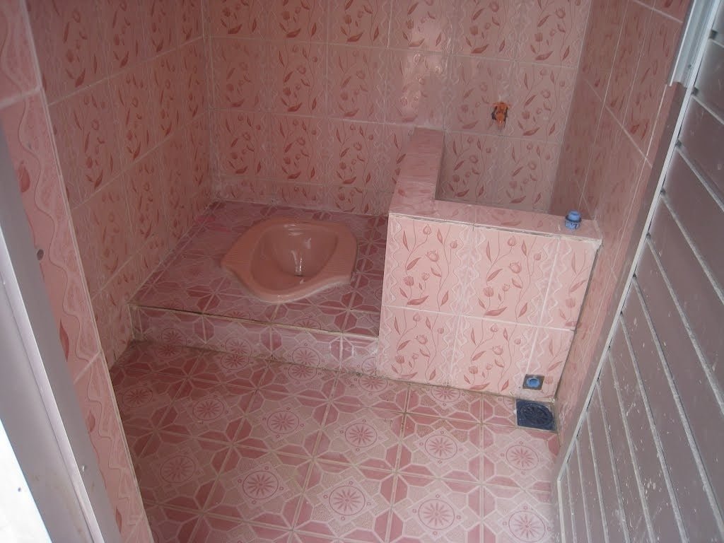 21 Trendy Desain Kamar Mandi Dengan WC Jongkok Paling Banyak di Cari