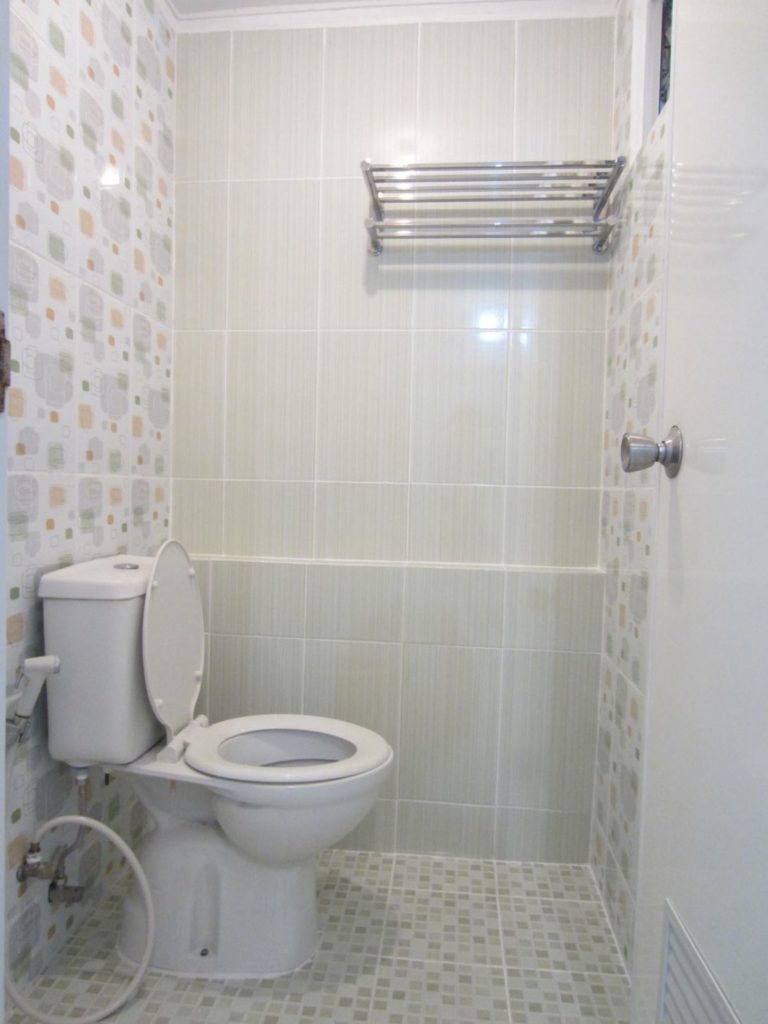 11 Desain kamar mandi minimalis kloset jongkok tanpa bak mandi