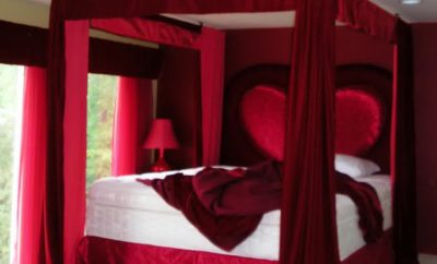 16 Ide Cantik Desain Kamar Tidur Cat Merah Kreatif Deh